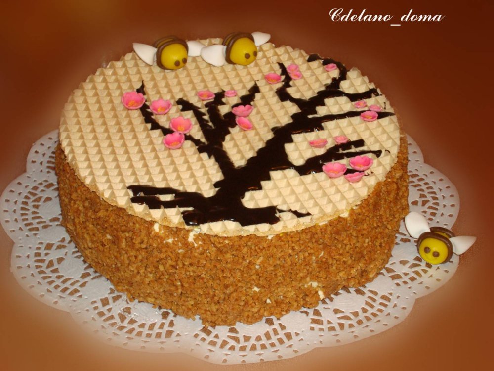 Украшение медового торта в домашних