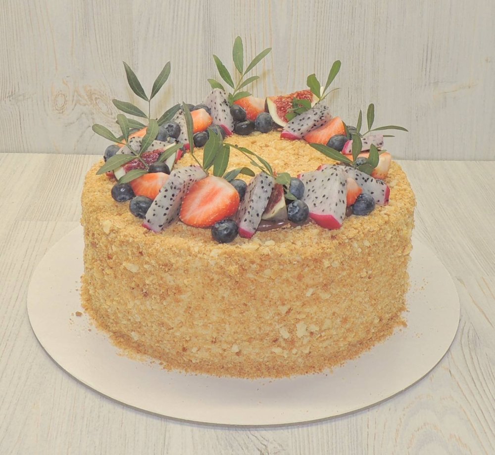 Медовик украшенный фруктами