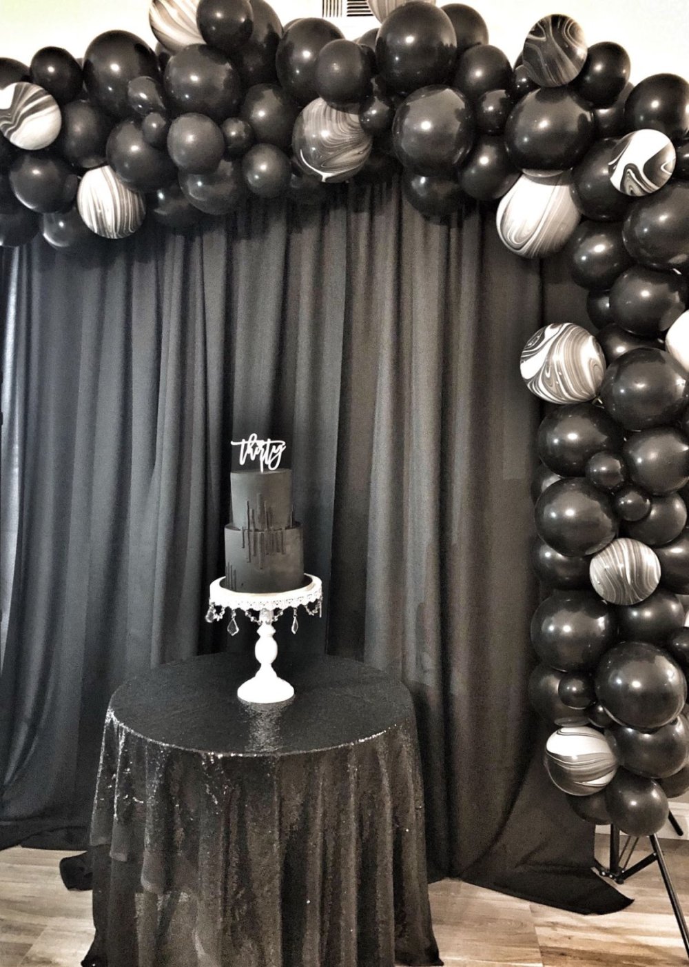 Фотозона в черном стиле