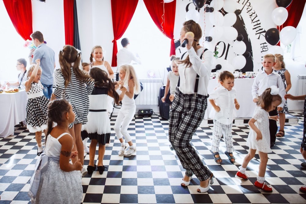 Детская вечеринка в черно-белом стиле