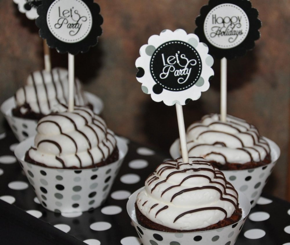 День рождения в черно белом стиле