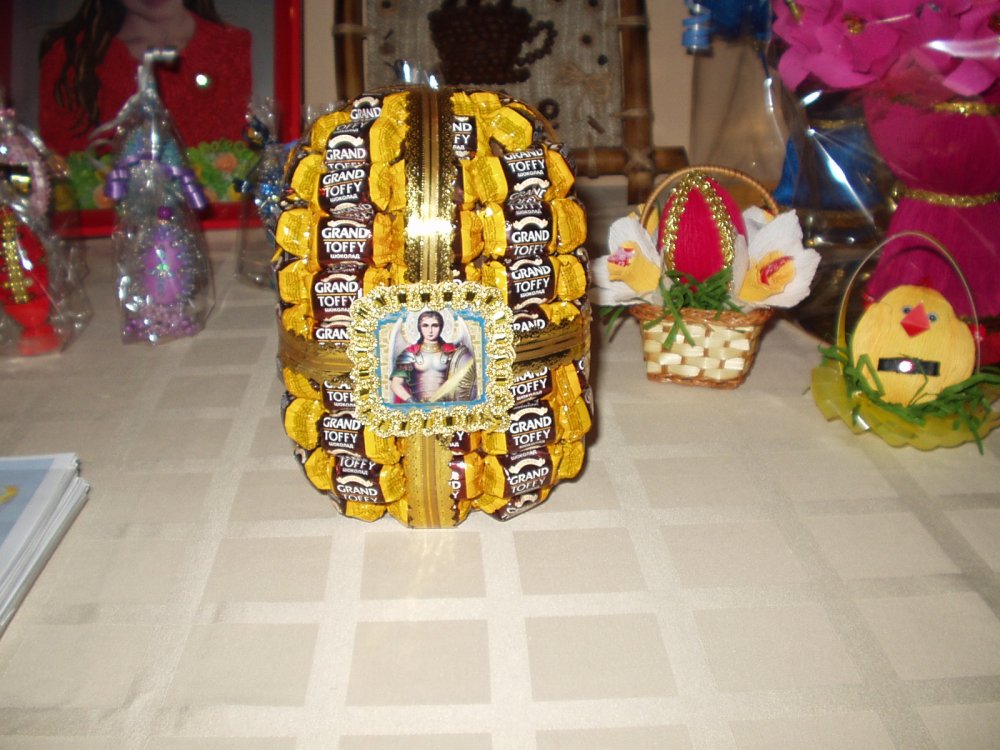 Пасхальное яйцо из конфет