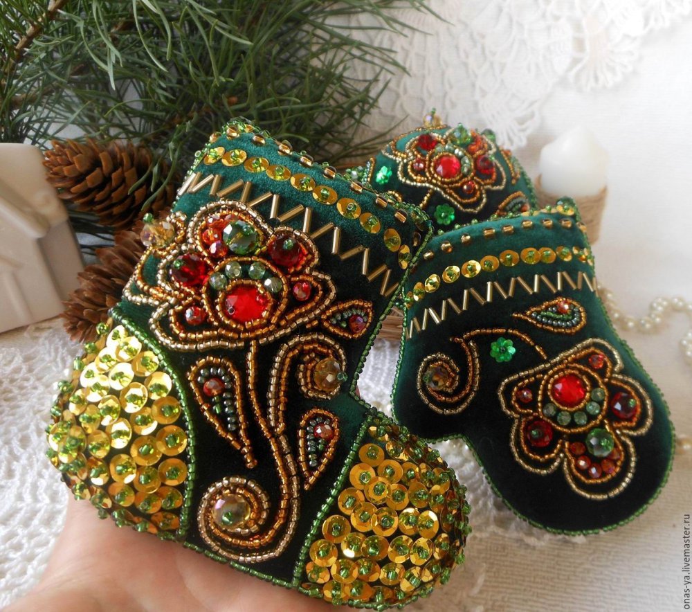 Елочные игрушки расшитые бисером